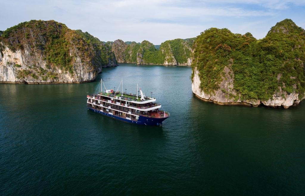 LA PANDORA CRUISES 2 DAYS 1 NIGHT