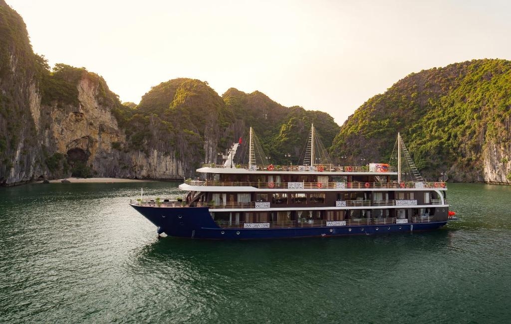 LA PANDORA CRUISES 2 DAYS 1 NIGHT