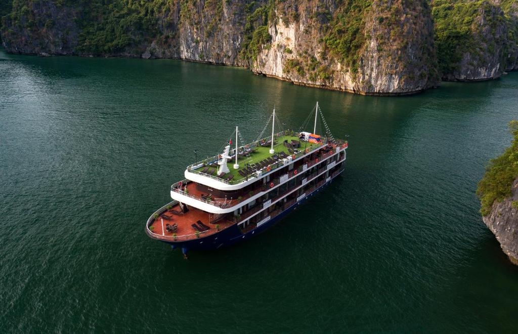 LA PANDORA CRUISES 2 DAYS 1 NIGHT