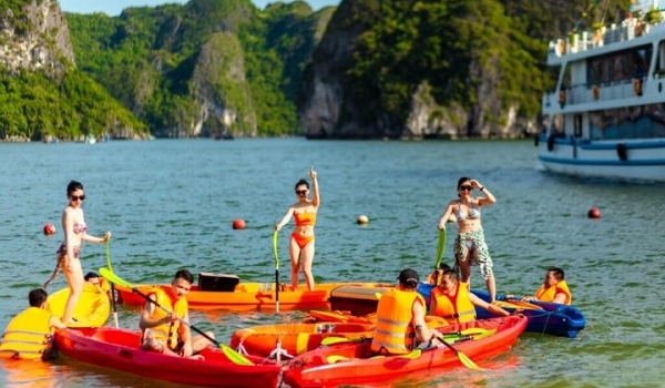 8 - HOUR ITINERARY TO EXPLORE HA LONG BAY {SUNG SOT – KAYAKING – TITOP}