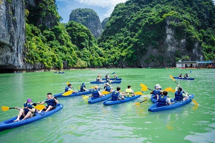 6 - HOUR ITINERARY TO EXPLORE HA LONG BAY {UNG SOT CAVE - TITOP}