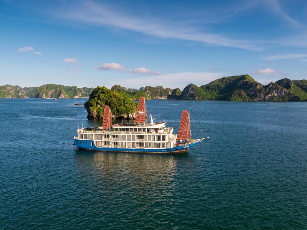 03 DAYS 02 NIGHTS EXPLORING HA LONG BAY & LAN HA BAY