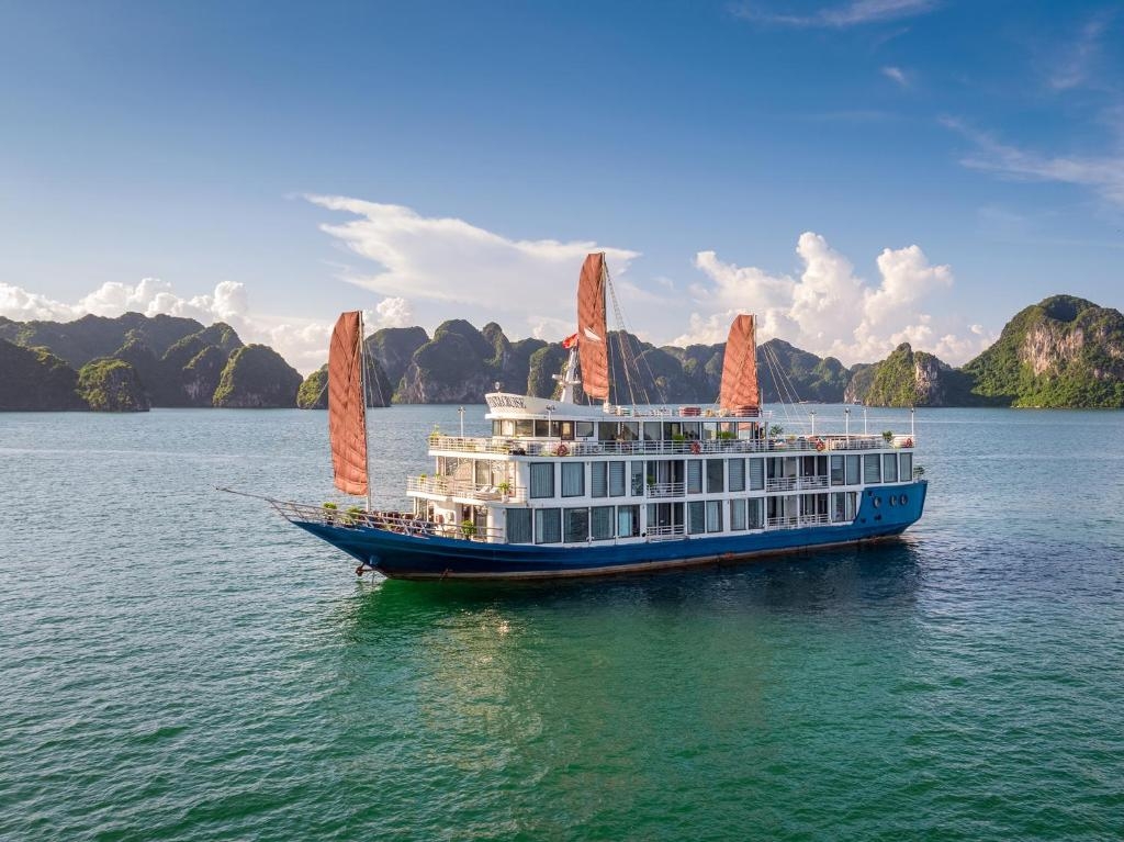 03 DAYS 02 NIGHTS EXPLORING HA LONG BAY & LAN HA BAY