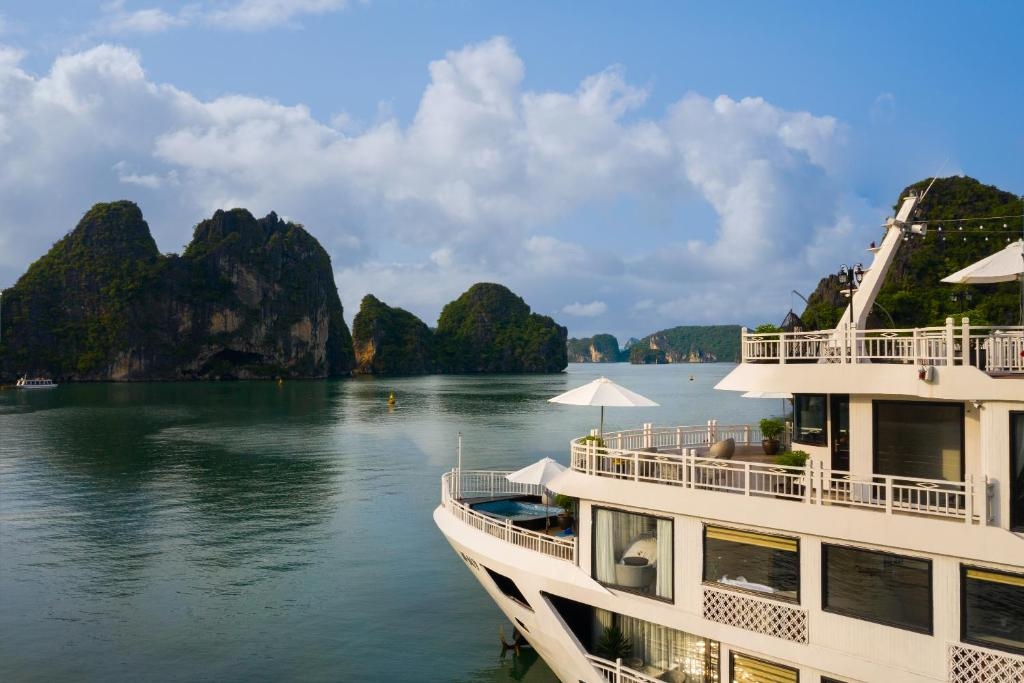 Halong Bay 3 Days 2 Nights (1 Night on Hermes Cruises, 1 Night at Halong Hotel)