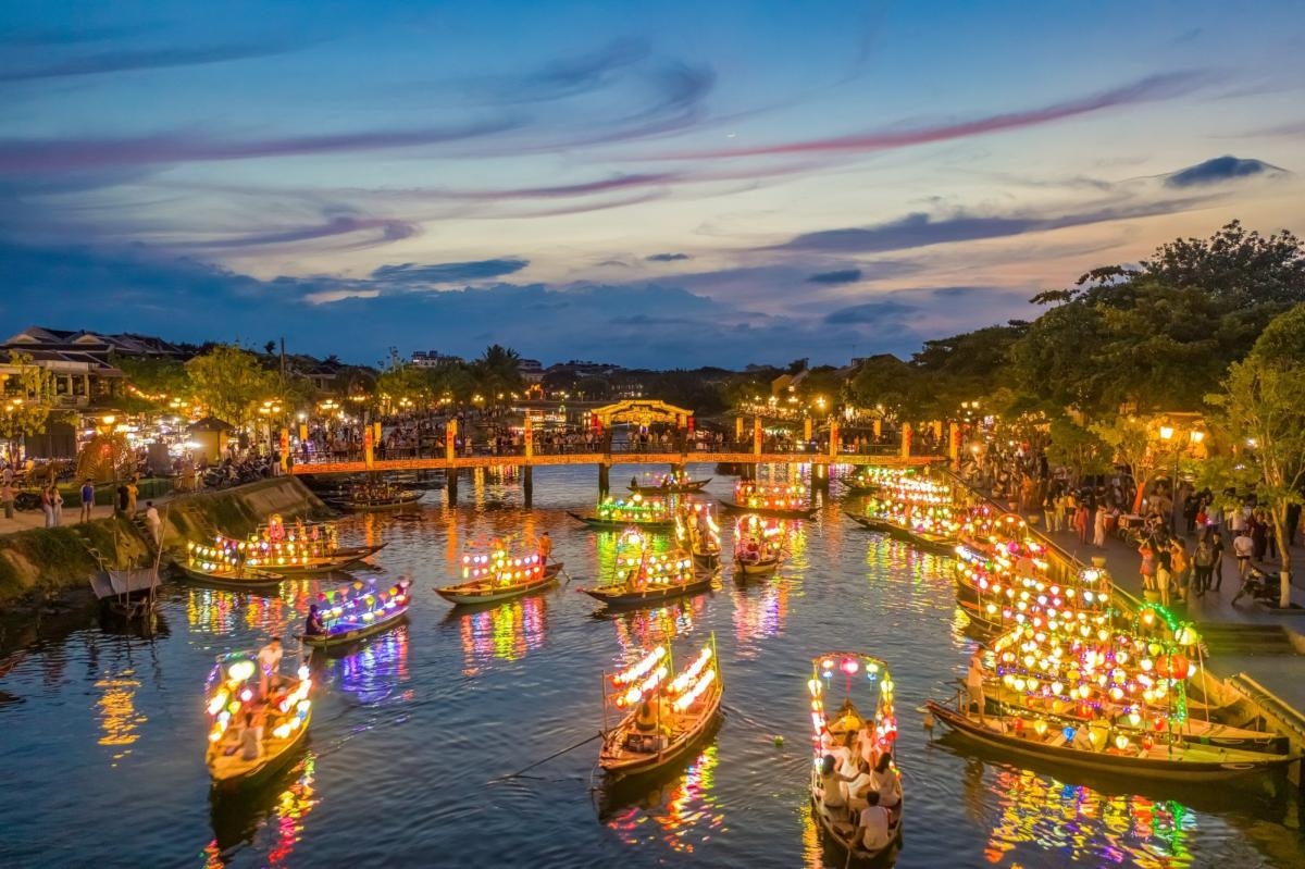 HOI AN CITY TOUR – BOAT RIDE – DROP FLOWER LANTERN