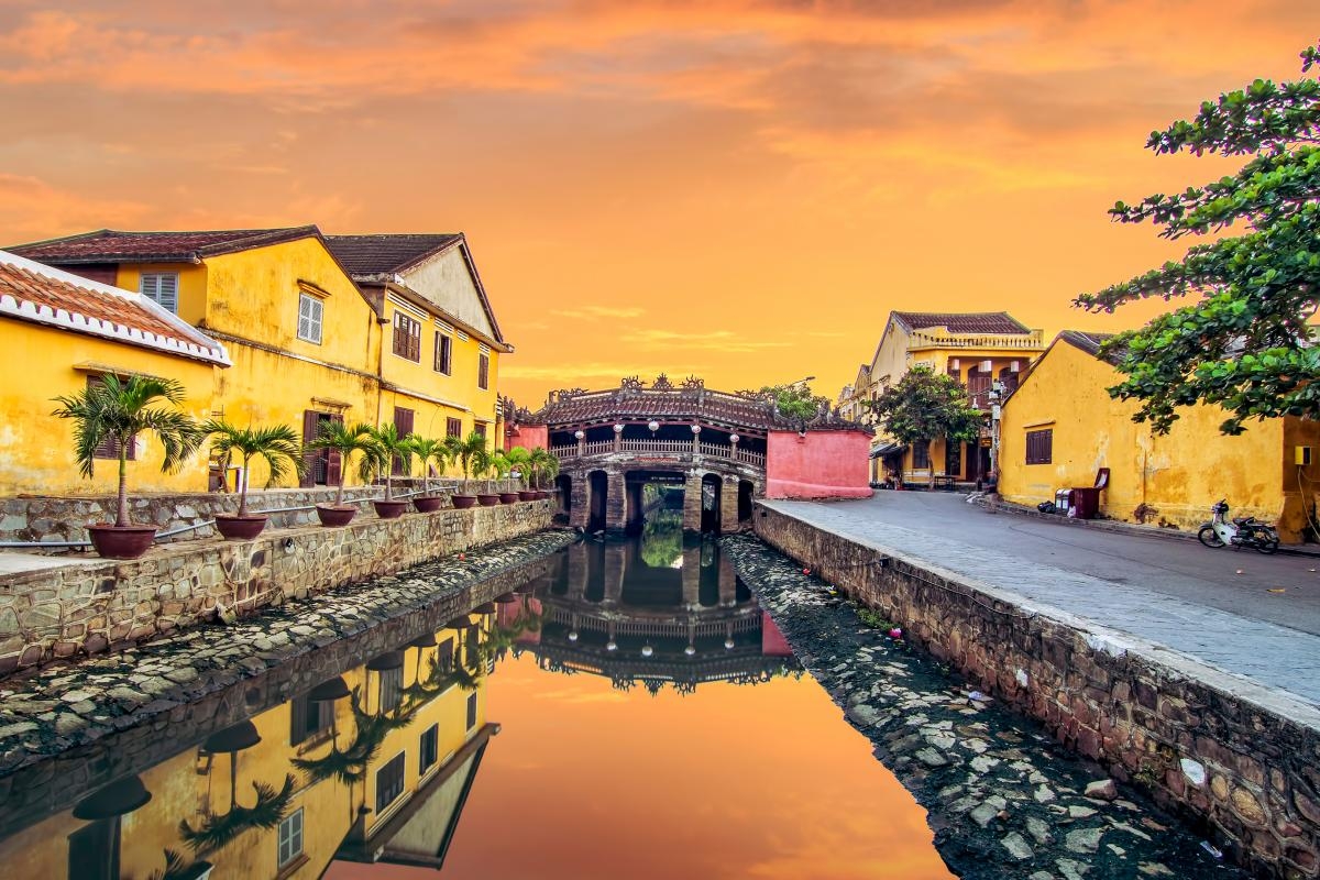 HOI AN CITY TOUR – BOAT RIDE – DROP FLOWER LANTERN