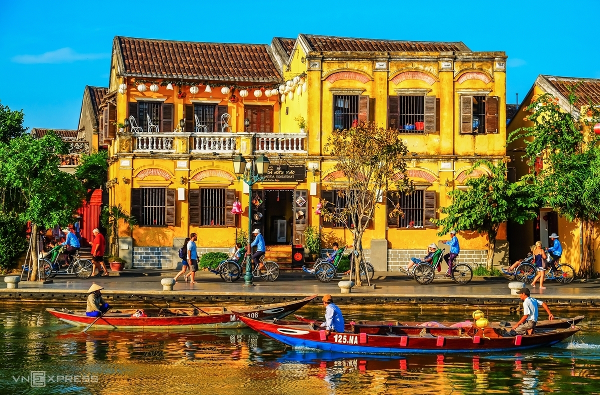 HOI AN CITY TOUR – BOAT RIDE – DROP FLOWER LANTERN