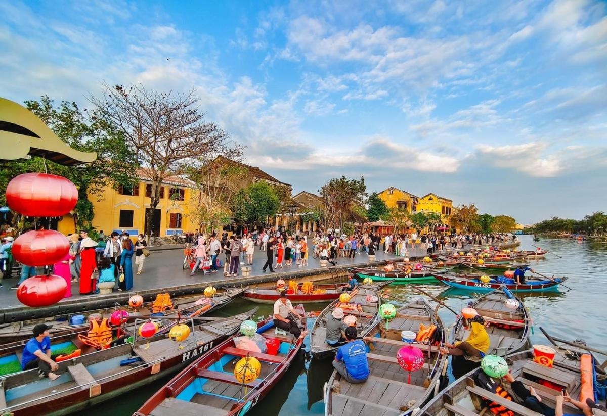 HOI AN CITY TOUR – BOAT RIDE – DROP FLOWER LANTERN